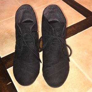 Black wedges booties